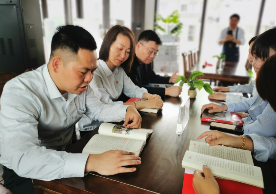 都市城際公交 徐坊客運(yùn)分公司黨支部開(kāi)展世界讀書日活動(dòng)